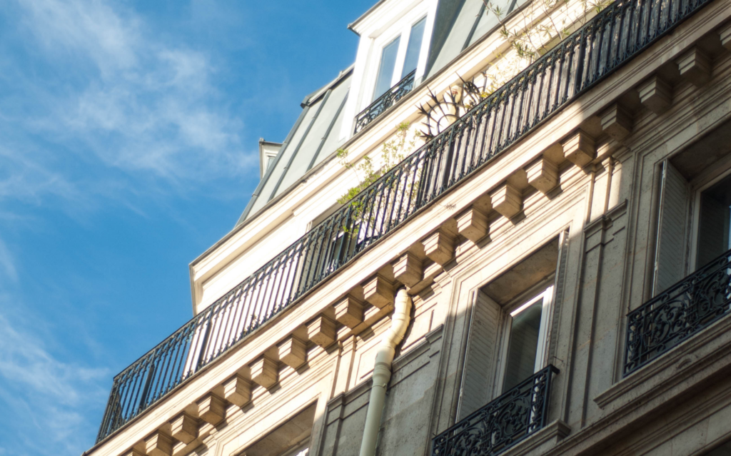 Bâtiment Haussemanien avec ciel bleu